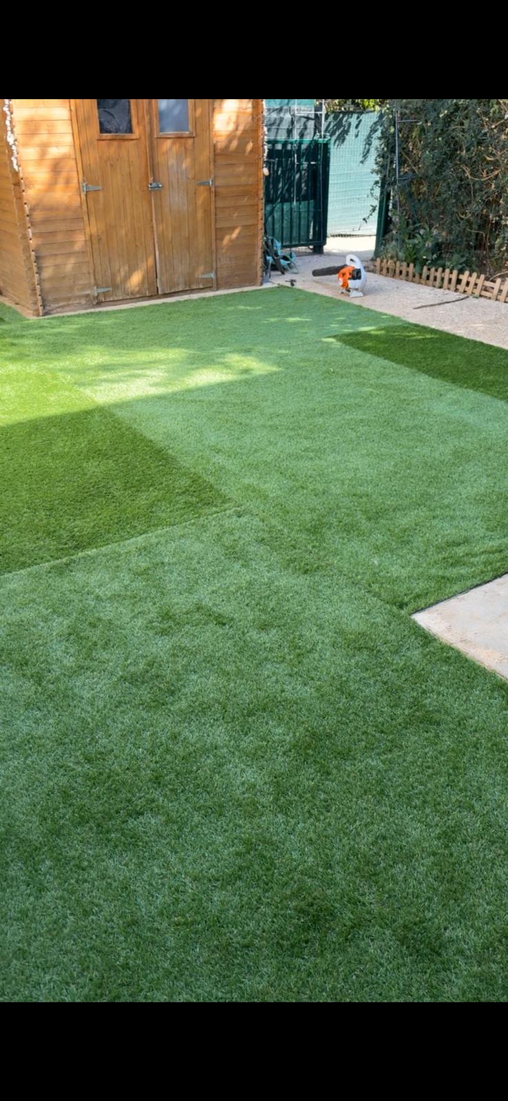 Pose de gazon synthétique dans un jardin